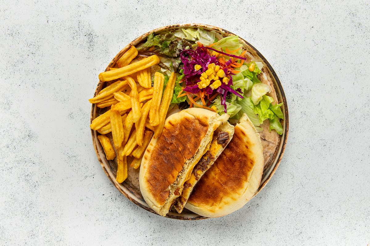 Kavurmalı Cheddar Peynirli Bazlama Tost